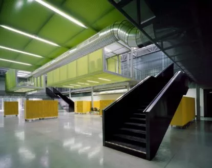 Atelier D FSV pohled z přízemí na levitující boxy učeben s výrazným tělesem schodiště