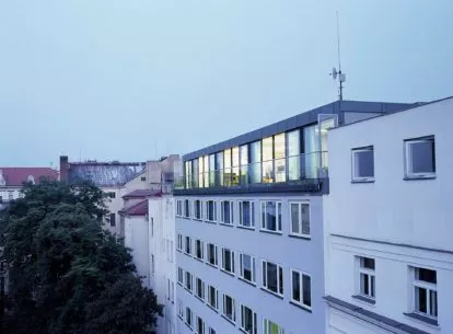 Interiér bytu v centru Prahy, pohled na střešní nástavbu z exteriéru