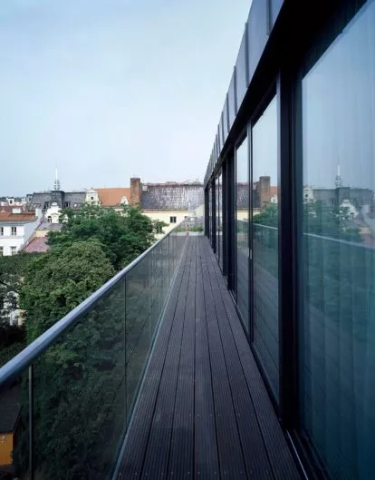 Interiér bytu v centru Prahy, pohled z balkonu