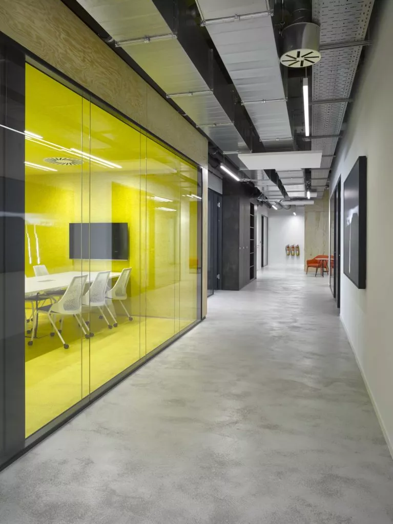pohled z chodby do jednací místnosti se žlutými stěnami