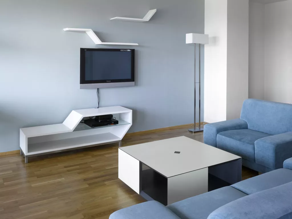 interiér s nábytkem a modrou pohovkou