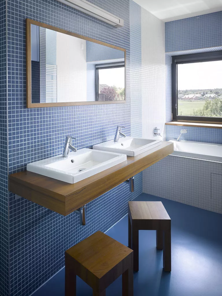 modro bílá mozaika v koupelně vila šestajovice