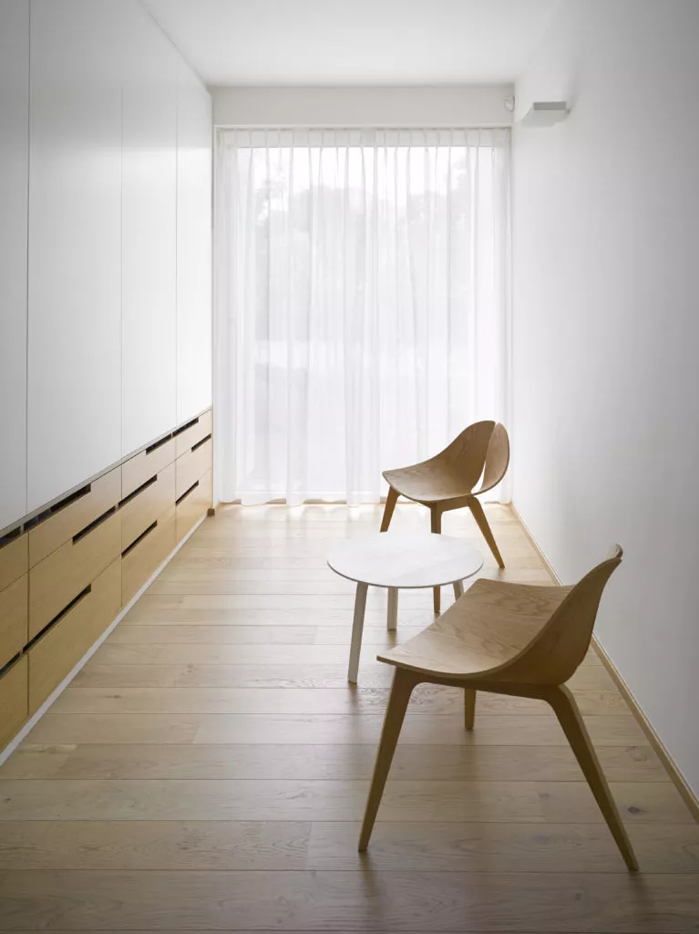 dřevěný interiér s dřevěnými židlemi a stolkem